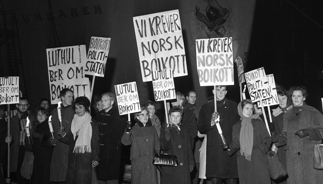 Fra en demonstrasjon i april 1963 mot den svenske båten Sunaren på Filipstadkaia. Sunaren kom med varer fra Sør-Afrika. Fra en demonstrasjon i april 1963 mot den svenske båten Sunaren på Filipstadkaia. Sunaren kom med varer fra Sør-Afrika.