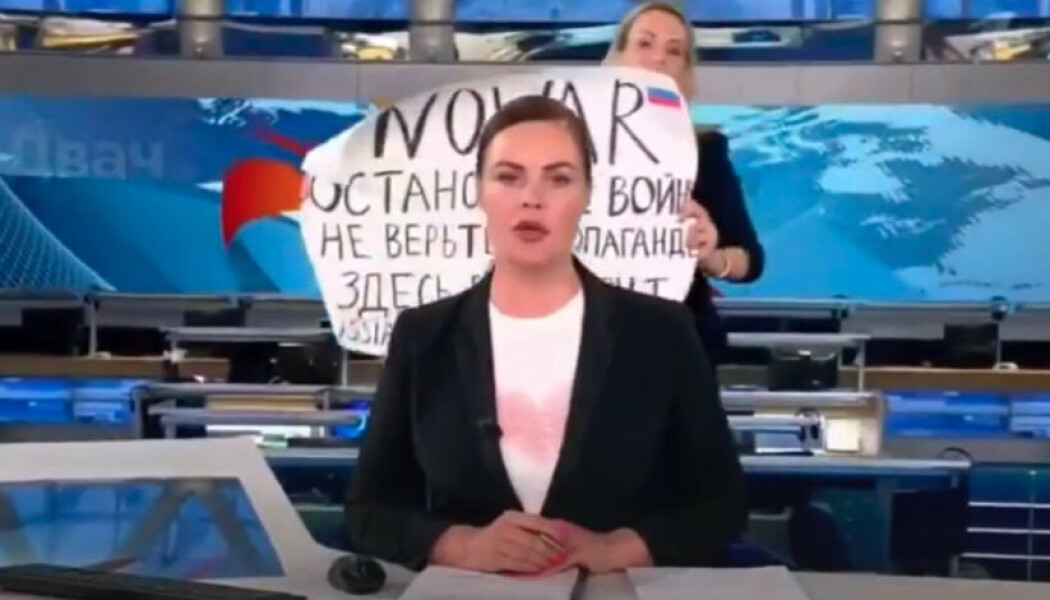 Marina Ovsjannikova på direktesendt tv. Nå risikerer hun flere år i fengsel. Marina Ovsjannikova på direktesendt tv. Nå risikerer hun flere år i fengsel.