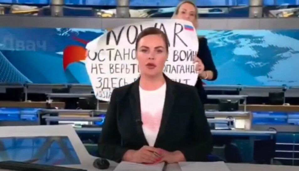 Marina Ovsjannikova på direktesendt tv. Nå risikerer hun flere år i fengsel.