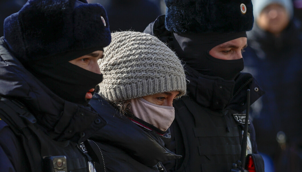 Tusenvis av krigsmotstandere er blitt arrestert under protester i Russland. Her fra en protest i Moskva 6. mars.