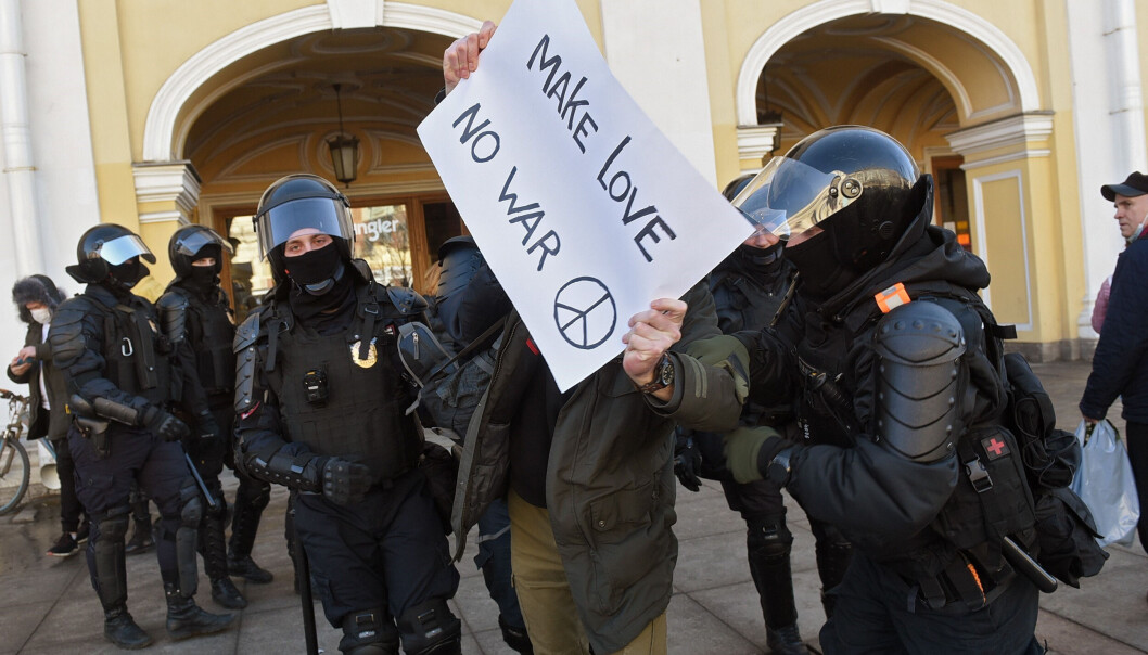 Ytringsfrihetens kår er trange i Russland, spesielt nå etter invasjonen av Ukraina. Selv dette bildet, tatt av Kommersant Photo Agency, bærer en bildetekst som ikke nevner verken ordene protest eller krig. De russiske forskerne som har hatt kontakt med OsloMet lever med trusler om strenge straffer dersom de ytrer seg mot myndighetenes krigføring. Ytringsfrihetens kår er trange i Russland, spesielt nå etter invasjonen av Ukraina. Selv dette bildet, tatt av Kommersant Photo Agency, bærer en bildetekst som ikke nevner verken ordene protest eller krig. De russiske forskerne som har hatt kontakt med OsloMet lever med trusler om strenge straffer dersom de ytrer seg mot myndighetenes krigføring.