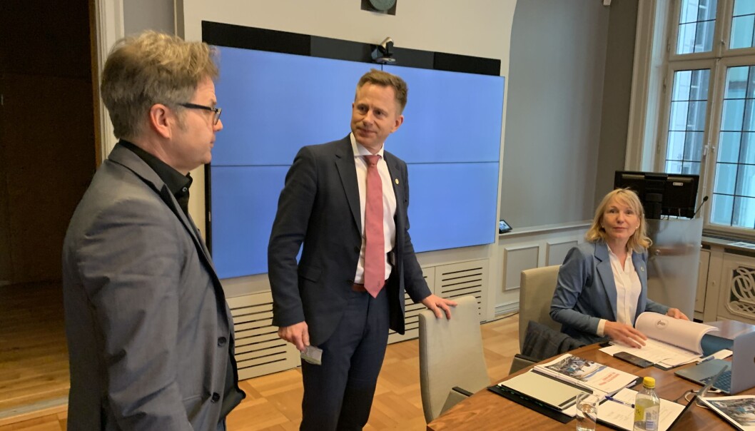 En organisasjonsutviklingsprosess endte i skuffen. Universitetsdirektør Robert Rastad (i midten) bekrefter at det kom inn to varsel knyttet til tidligere fakultetsdirektør Ørnulf Lillestøl. En organisasjonsutviklingsprosess endte i skuffen. Universitetsdirektør Robert Rastad (i midten) bekrefter at det kom inn to varsel knyttet til tidligere fakultetsdirektør Ørnulf Lillestøl.