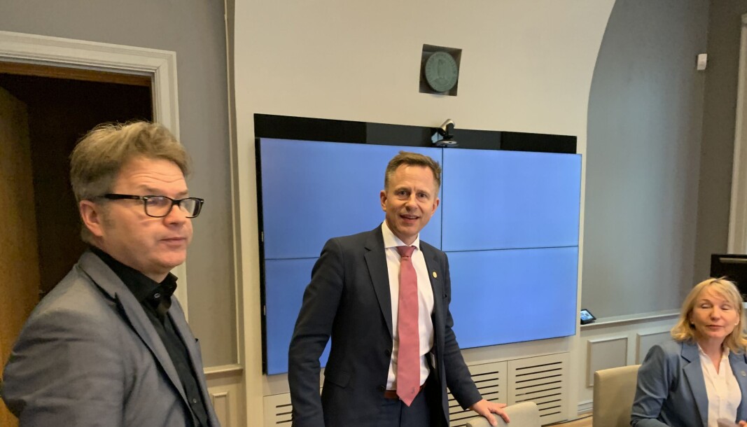 Direktør Robert Rastad ved Universitetet i Bergen (i midten) har gitt tidligere fakultetsdirektør Ørnulf Lillestøl en gullkantet avtale om permisjon med full lønn og fortsatt jobb med nesten 1,1 millioner i årslønn. Nå ber Kunnskapsdepartementet om en redegjørelse for avtalen. Her er Rastad sammen med rektor Margareth Hagen og assisterende universitetsdirektør Tore Tungodden. Direktør Robert Rastad ved Universitetet i Bergen (i midten) har gitt tidligere fakultetsdirektør Ørnulf Lillestøl en gullkantet avtale om permisjon med full lønn og fortsatt jobb med nesten 1,1 millioner i årslønn. Nå ber Kunnskapsdepartementet om en redegjørelse for avtalen. Her er Rastad sammen med rektor Margareth Hagen og assisterende universitetsdirektør Tore Tungodden.