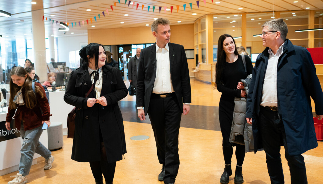 Utdanningsminister Ola Borten Moe og rektor Svein Stølen ved Universitetet i Oslo i møte med to ukrainske studentar i vår. No blir stipendordninga for dei ukrainske studentane forlengd.