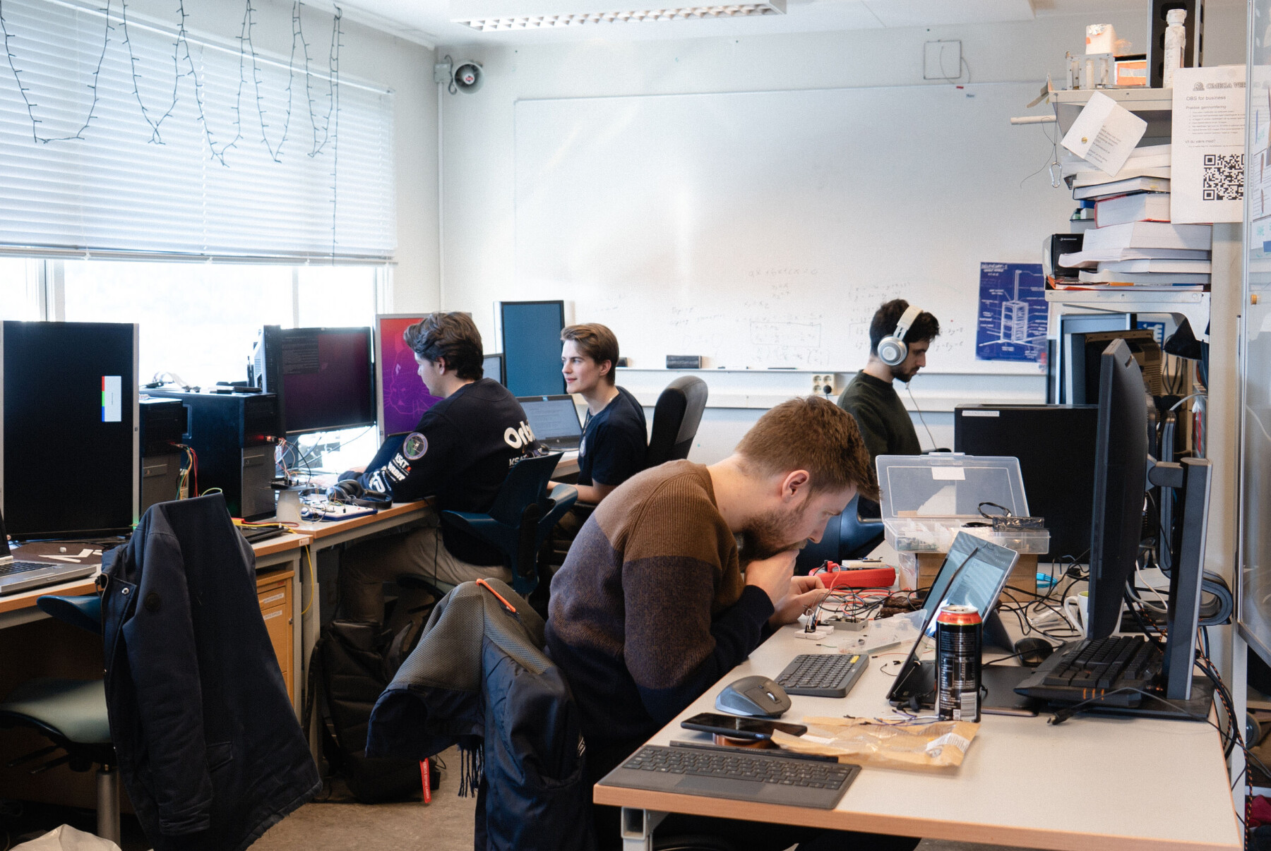 Orbit NTNU har i dag 68 aktive medlemmer fra mange ulike studieretninger. Totalt har 160 studenter jobbet med satellittprosjektet de siste to årene. Orbit NTNU har i dag 68 aktive medlemmer fra mange ulike studieretninger. Totalt har 160 studenter jobbet med satellittprosjektet de siste to årene.