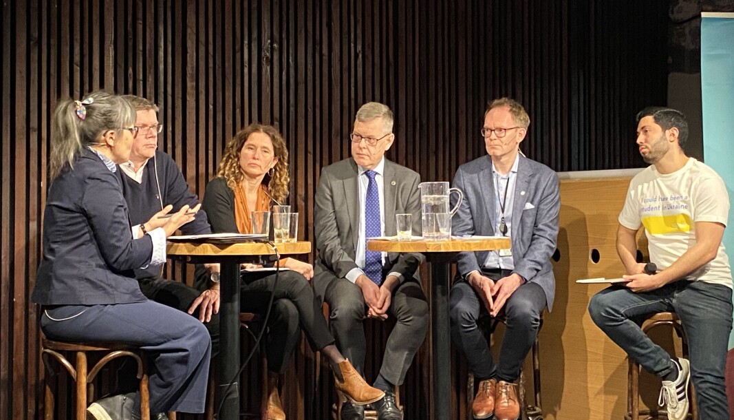 Debattpanelet som diskuterte akademisk frihet i krigstid mandag: Fra venstre Inna Sangadzhieva, Svein Stølen, Julie Wilhelmsen, Tore Nesset, Oddmund Løkensgard Hoel og ordstyrer Hector Ulla, som er leder i Studentenes og Akademikernes Internasjonale Hjelpefond (SIAH). Debattpanelet som diskuterte akademisk frihet i krigstid mandag: Fra venstre Inna Sangadzhieva, Svein Stølen, Julie Wilhelmsen, Tore Nesset, Oddmund Løkensgard Hoel og ordstyrer Hector Ulla, som er leder i Studentenes og Akademikernes Internasjonale Hjelpefond (SIAH).