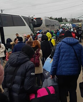 Ved den polske grensa ventet busser for å frakte flyktende ukrainere videre.