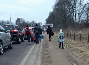 De siste ti kilometerne over grensa til Polen går Deineko til fots. De siste ti kilometerne over grensa til Polen går Deineko til fots.