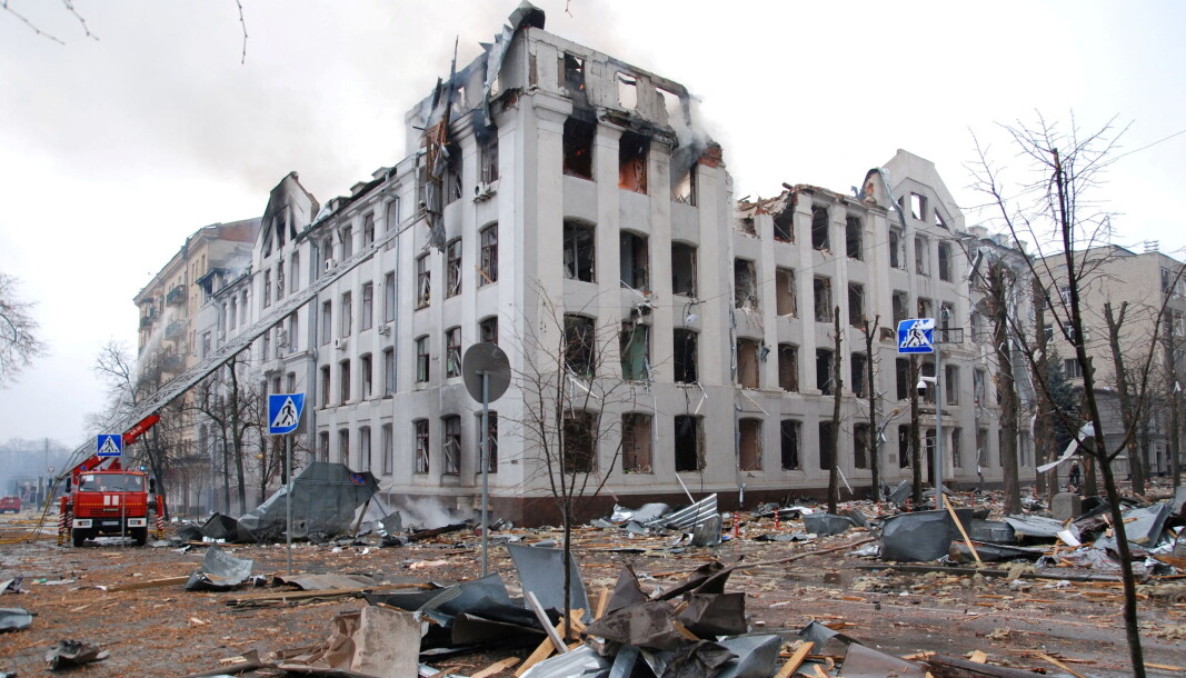 Universitetet i Kharkiv står i brann etter å ha blitt angrepet 2. mars. Ukrainske akademikere ber om akademisk boikott av Russland. Universitetet i Kharkiv står i brann etter å ha blitt angrepet 2. mars. Ukrainske akademikere ber om akademisk boikott av Russland.