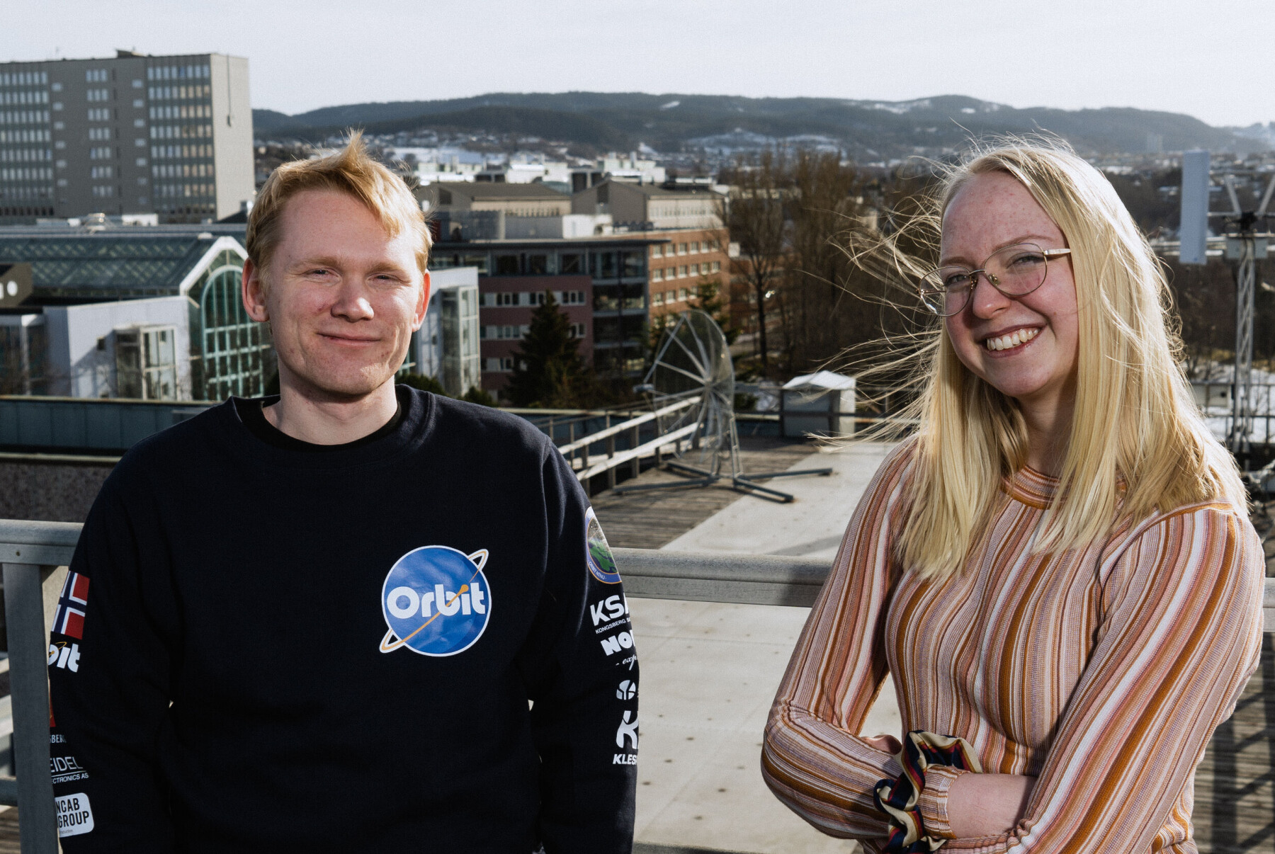 — Selve satellittene er ikke det mest spennende, det er systemene vi bygger som drifter de, sier Mari Linnerud. Her med Software-ansvarlig i Orbit, Magnus Mæhlum (t.v) — Selve satellittene er ikke det mest spennende, det er systemene vi bygger som drifter de, sier Mari Linnerud. Her med Software-ansvarlig i Orbit, Magnus Mæhlum (t.v)