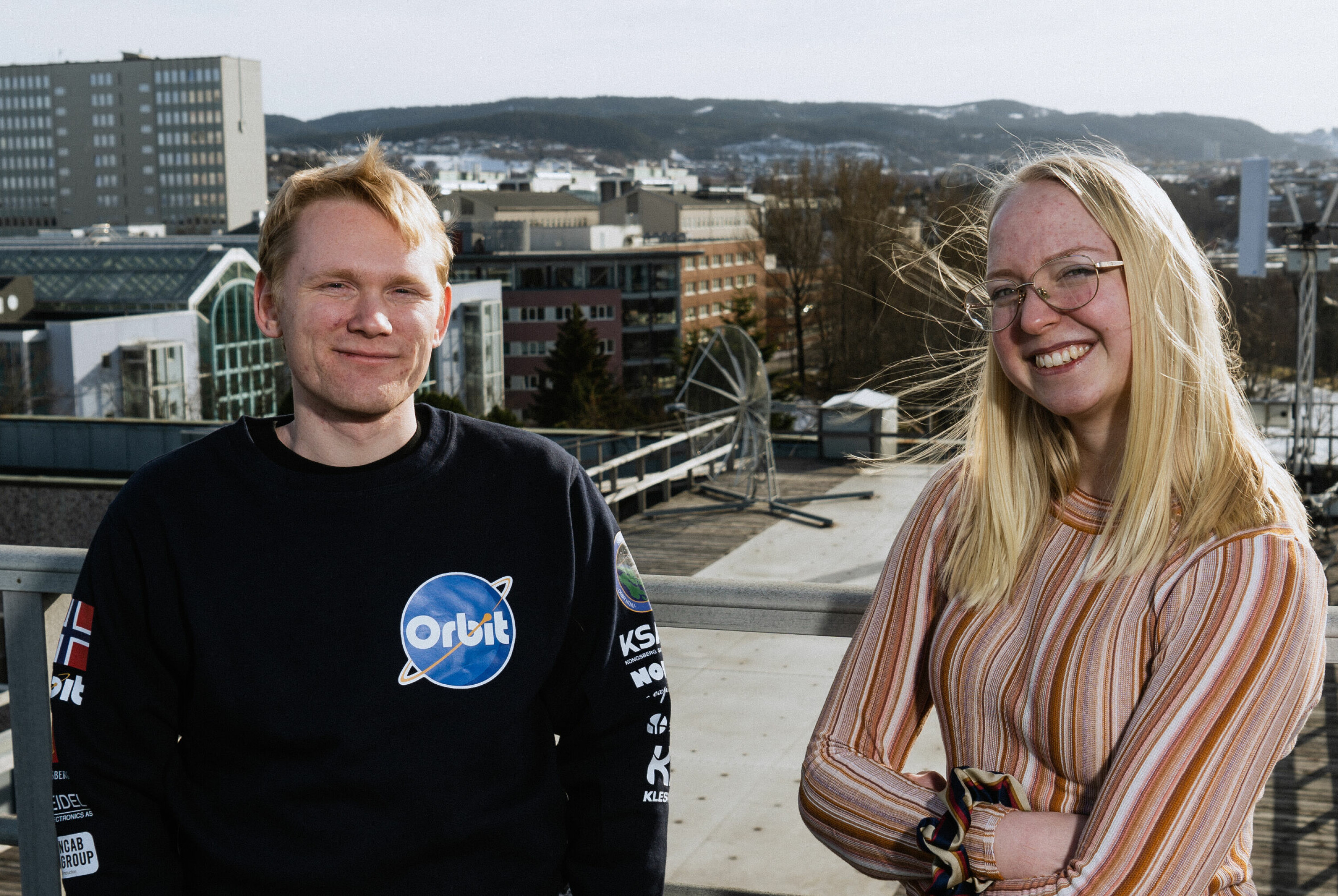 — Selve satellittene er ikke det mest spennende, det er systemene vi bygger som drifter de, sier Mari Linnerud. Her med Software-ansvarlig i Orbit, Magnus Mæhlum (t.v)