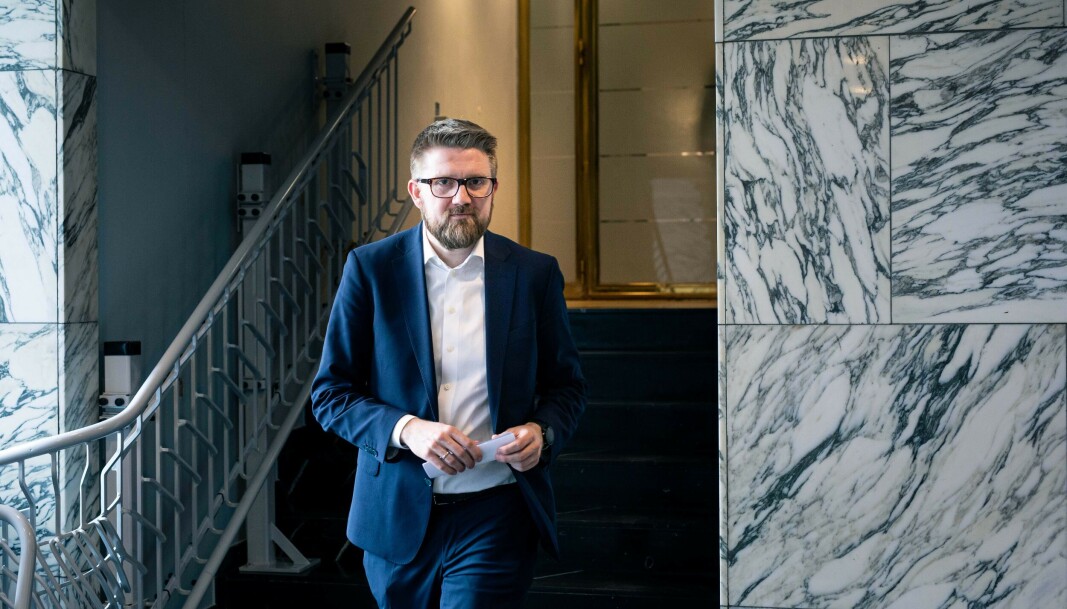 — Vi skjønner veldig godt bekymringen for at vi skal få overbyråkratisering og flaskehalser. Selv om jeg ikke kan utstede noen garantier om saksbehandlingstid, så kan jeg i alle fall garantere at dette er noe vi forstått, sier statssekretær i UD, Eivind Vad Petersson (Ap). — Vi skjønner veldig godt bekymringen for at vi skal få overbyråkratisering og flaskehalser. Selv om jeg ikke kan utstede noen garantier om saksbehandlingstid, så kan jeg i alle fall garantere at dette er noe vi forstått, sier statssekretær i UD, Eivind Vad Petersson (Ap).