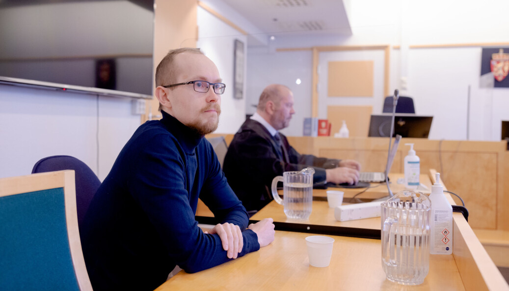 Kristoffer Tyssøy Høisæther i første dag i retten mandag, mot motpart staten og Universitetet i Bergen. Hans prosessfullmektig er Andreas Møller, mens motparten representeres av prosessfullmektig Lotte Tvedt fra regjeringsadvokaten. Kristoffer Tyssøy Høisæther i første dag i retten mandag, mot motpart staten og Universitetet i Bergen. Hans prosessfullmektig er Andreas Møller, mens motparten representeres av prosessfullmektig Lotte Tvedt fra regjeringsadvokaten.