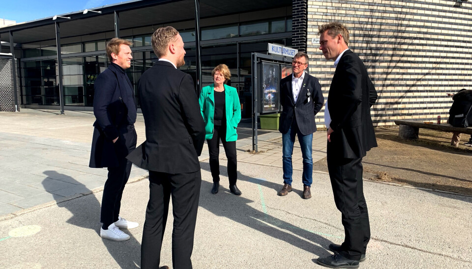 Kommunetoppene i Ullensaker viste statsråd Ola Borten Moe rundt i sentrum av Jessheim, der de mener OsloMets Romerike-campus bør ligge. Ordfører Eyvind Schumacher til venstre. Kommunetoppene i Ullensaker viste statsråd Ola Borten Moe rundt i sentrum av Jessheim, der de mener OsloMets Romerike-campus bør ligge. Ordfører Eyvind Schumacher til venstre.
