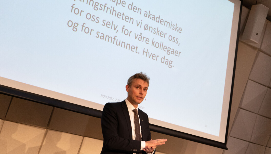 — Hvis du er forsker. Skal det da være slik at siden du ikke får ekstra betalt for akkurat dette, er det ikke viktig, og jeg gidder ikke holde på med det? Det er ikke sånn. Det bør hvertfall ikke være sånn, sa forsknings- og høyere utdanningsminister Ola Borten Moe (Sp) om formidlingsdelen av forskningen, sa han tok i mot rapporten om kårene for akademisk ytringsfrihet. — Hvis du er forsker. Skal det da være slik at siden du ikke får ekstra betalt for akkurat dette, er det ikke viktig, og jeg gidder ikke holde på med det? Det er ikke sånn. Det bør hvertfall ikke være sånn, sa forsknings- og høyere utdanningsminister Ola Borten Moe (Sp) om formidlingsdelen av forskningen, sa han tok i mot rapporten om kårene for akademisk ytringsfrihet.