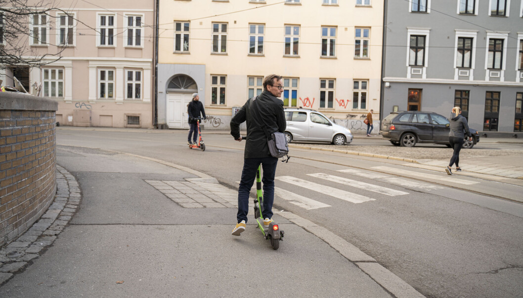 Når den nye rektoren skal beskrive hvordan han balanserer tilstedeværelse for sine ansatt med ansvaret om å være et ansikt utad, trekker han frem en dag der han deltok på et jobbintervju til en dekanstilling før han tok en elektrisk sparkesykkel opp til et Dagsrevyen-intervju på Marienlyst. Når den nye rektoren skal beskrive hvordan han balanserer tilstedeværelse for sine ansatt med ansvaret om å være et ansikt utad, trekker han frem en dag der han deltok på et jobbintervju til en dekanstilling før han tok en elektrisk sparkesykkel opp til et Dagsrevyen-intervju på Marienlyst.