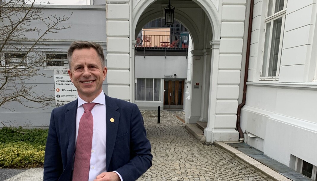 Universitetsdirektør Robert Rastad ved Universitetet i Bergen mener han handlet innenfor fullmakten da en fakultetsdirektør måtte gå fra stillingen, men fikk beholde jobb hos universitetet til full lønn og i tillegg fikk han 18 måneder med full lønn uten å måtte jobbe. Universitetsdirektør Robert Rastad ved Universitetet i Bergen mener han handlet innenfor fullmakten da en fakultetsdirektør måtte gå fra stillingen, men fikk beholde jobb hos universitetet til full lønn og i tillegg fikk han 18 måneder med full lønn uten å måtte jobbe.