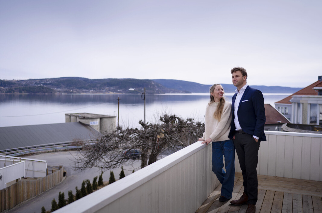 — Eg merka at nordmenn likte godt å le av seg sjølv, seierJulien Bourrelle, opphavleg frå Quebec, Canada. I dag bur han i Drammen med Elise Kollerud. Ho illustrerer bøker og driv forlag saman med Bourrelle. — Eg merka at nordmenn likte godt å le av seg sjølv, seierJulien Bourrelle, opphavleg frå Quebec, Canada. I dag bur han i Drammen med Elise Kollerud. Ho illustrerer bøker og driv forlag saman med Bourrelle.