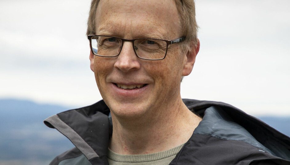 Tidligere nyhetsredaktør i Nationen og reportasjeleder i Nynorsk Pressekontor, Sveinung Engeland, tiltrer nyopprettet stilling i Khrono etter sommerferien.