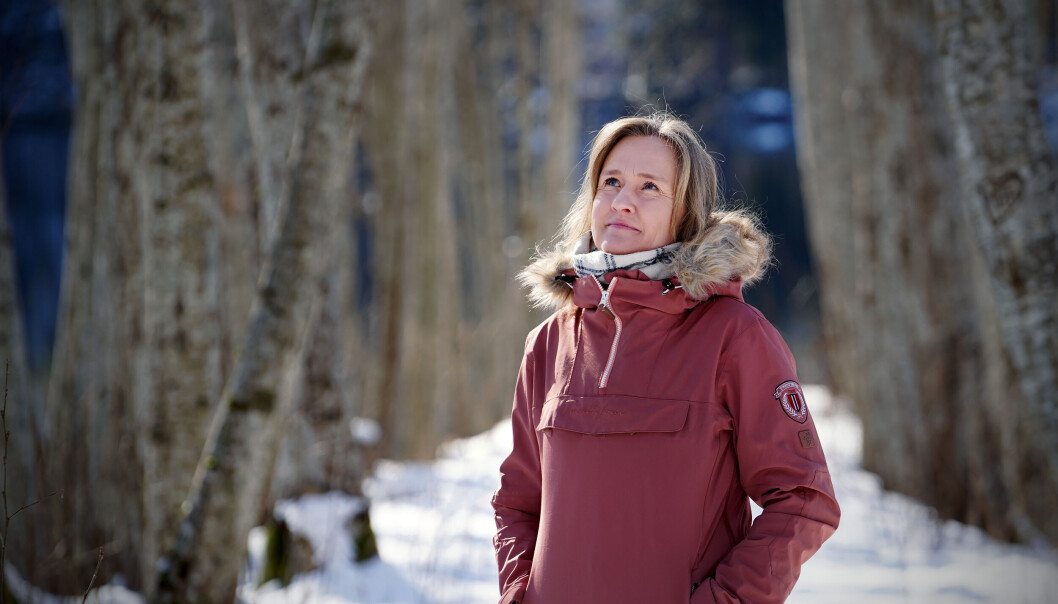 — Det siste halve året av doktorgraden gikk jeg ganske ofte gråtende hjem fra jobb. Jeg lovet meg selv at jeg aldri skulle forske mer, og jeg søkte etter jobber langt utenfor akademia. For jeg var ikke akademiker, det var jeg overbevist om, skriver Ellen Lexerud Hovlid. Nå er hun professor. — Det siste halve året av doktorgraden gikk jeg ganske ofte gråtende hjem fra jobb. Jeg lovet meg selv at jeg aldri skulle forske mer, og jeg søkte etter jobber langt utenfor akademia. For jeg var ikke akademiker, det var jeg overbevist om, skriver Ellen Lexerud Hovlid. Nå er hun professor.