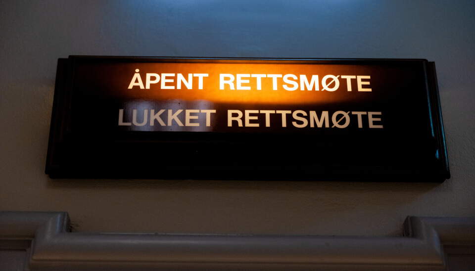 Bilde av lysskilt som viser hvorvidt rettsmøtet er åpent eller lukket.