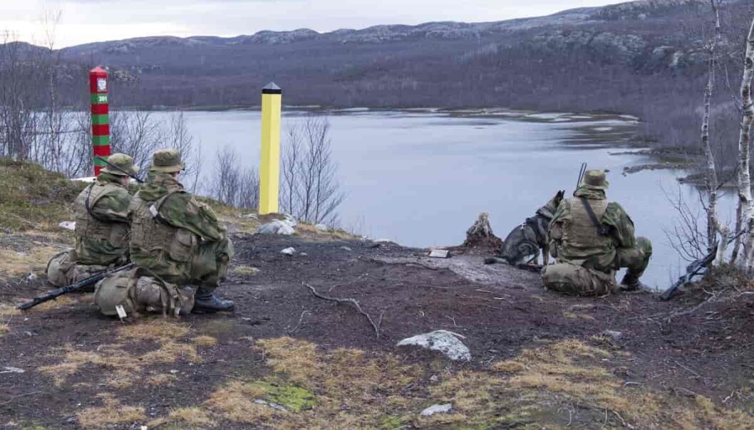 Soldatene i grensevakten går patruljer langs grensen for å observere eventuelle hendelser eller endringer. Soldatene i grensevakten går patruljer langs grensen for å observere eventuelle hendelser eller endringer.