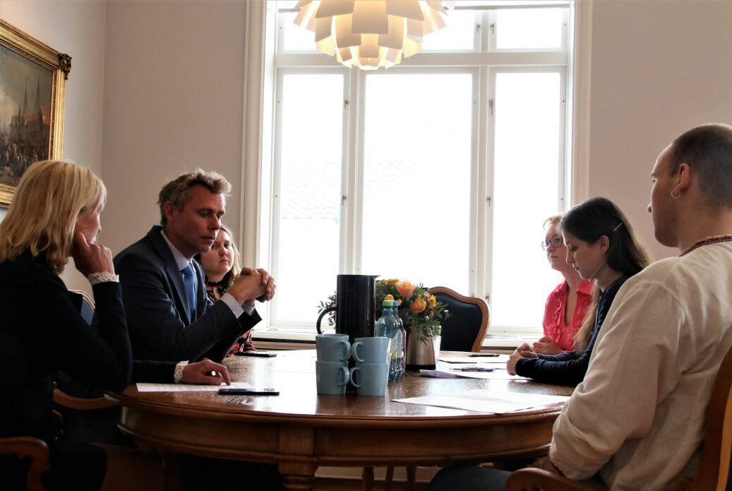 Forsknings- og høyere utdanningsminister Ola Borten Moe og rektor Margareth Hagen i møte med ukrainske studenter i Bergen tirsdag.