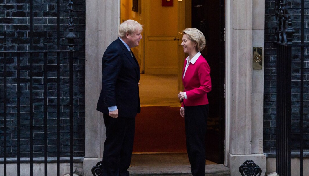 Den britiske statsministeren Boris Johnson og EU-kommisjonens leder Ursula von der Leyen utenfor Downing Street 10 i London. Til tross for avtalen fra desember 2020 er Storbritannia fortsatt ikke assosiert i EUs forskningsprogram. Den britiske statsministeren Boris Johnson og EU-kommisjonens leder Ursula von der Leyen utenfor Downing Street 10 i London. Til tross for avtalen fra desember 2020 er Storbritannia fortsatt ikke assosiert i EUs forskningsprogram.