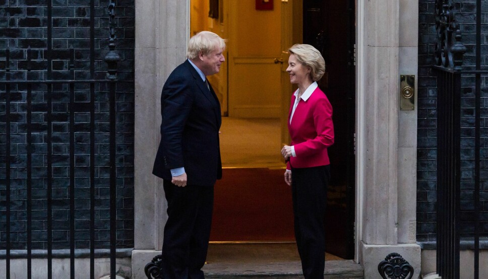 Den britiske statsministeren Boris Johnson og EU-kommisjonens leder Ursula von der Leyen utenfor Downing Street 10 i London. Til tross for avtalen fra desember 2020 er Storbritannia fortsatt ikke assosiert i EUs forskningsprogram.