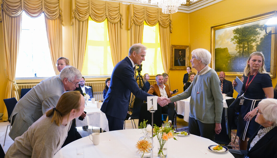 20.april 2022: Statsminister Jonas Gahr Støre hilser på Vigdis Bunkholdt under markering av at det 21. april er 50 år siden avkriminaliseringen av homofili i Norge, sammen med inviterte veteraner fra homobevegelsen, FRI og flere andre representanter fra de skeive miljøene. Sittende til høyre: Solveig Askjem. 20.april 2022: Statsminister Jonas Gahr Støre hilser på Vigdis Bunkholdt under markering av at det 21. april er 50 år siden avkriminaliseringen av homofili i Norge, sammen med inviterte veteraner fra homobevegelsen, FRI og flere andre representanter fra de skeive miljøene. Sittende til høyre: Solveig Askjem.