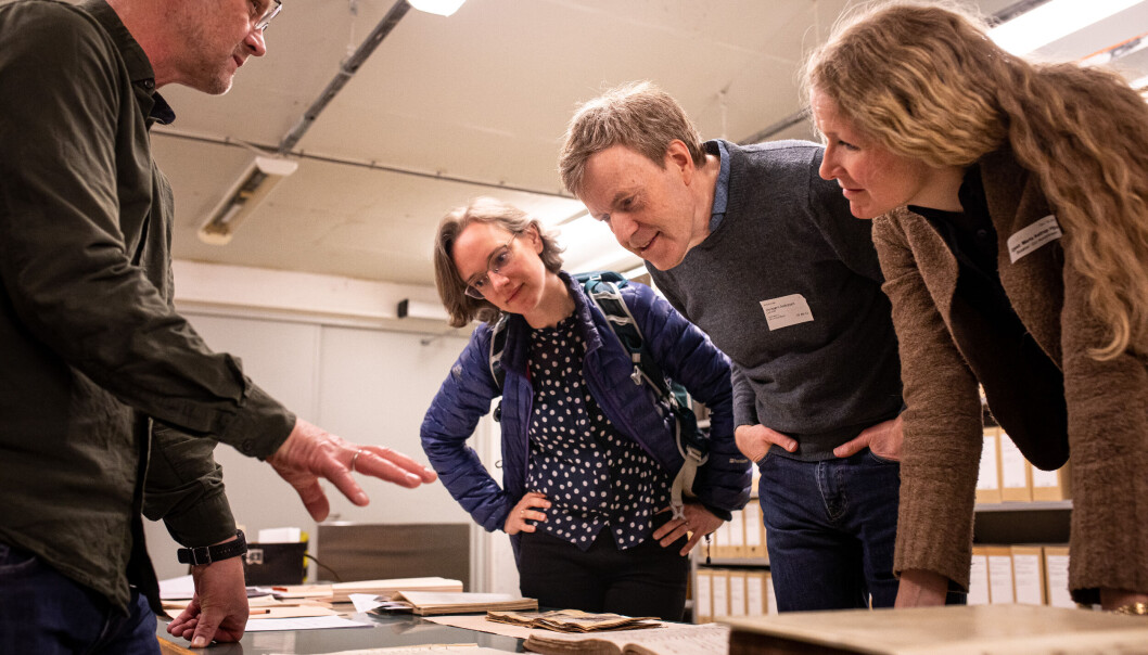 Utvalgsmedlemmene Hilde Reinertsen (til v.) og Herbjørn Andresen (midten) fikk en omvisning i Riksarkivene sammen med utvalgsleder Maria Astrup Hjort. Utvalgsmedlemmene Hilde Reinertsen (til v.) og Herbjørn Andresen (midten) fikk en omvisning i Riksarkivene sammen med utvalgsleder Maria Astrup Hjort.
