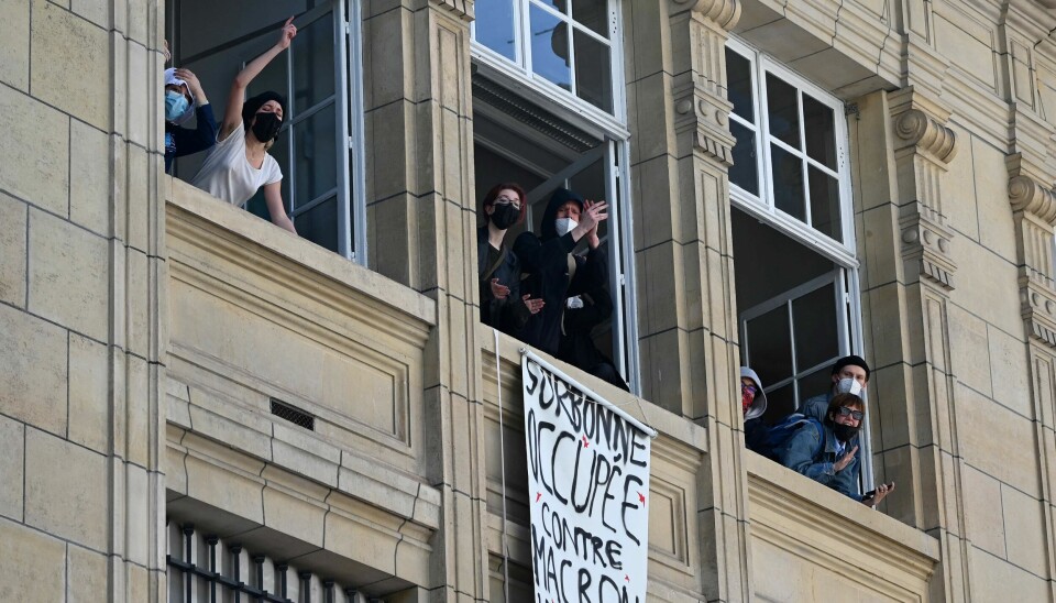 Studenter okkuperer Sorbonne i protest mot begge kandidater i andre runde av valget.