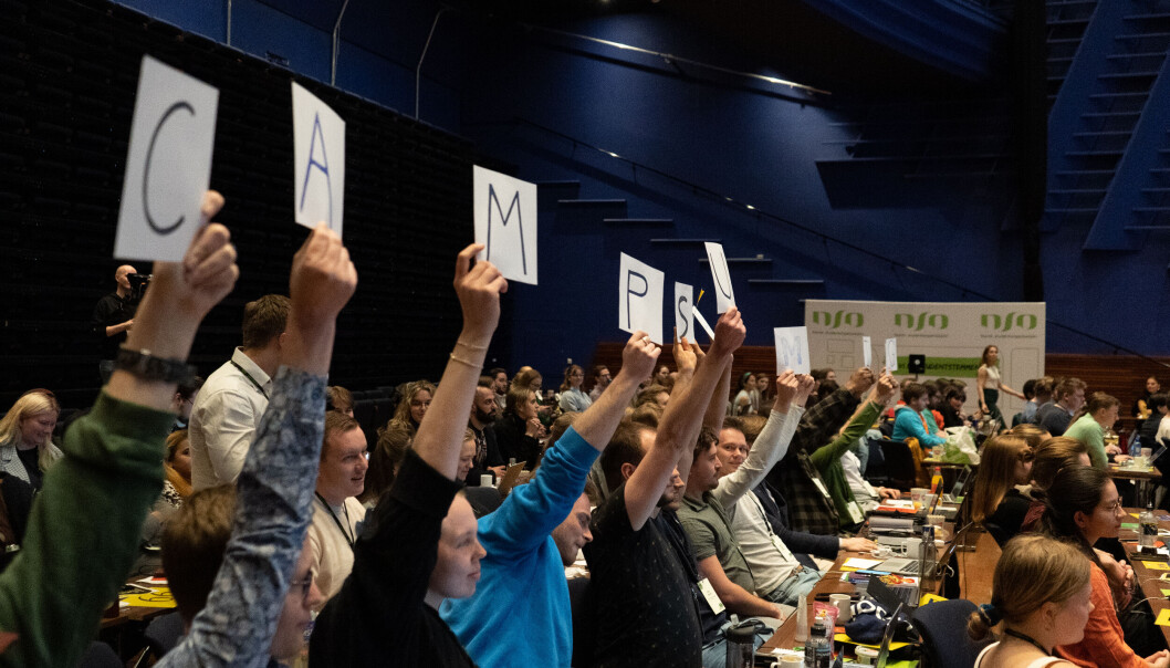 NTNU-delegasjonen hevet skilt som stavet ut "campussamling" når Borten Moe gikk av scena fredag . NTNU-delegasjonen hevet skilt som stavet ut "campussamling" når Borten Moe gikk av scena fredag .