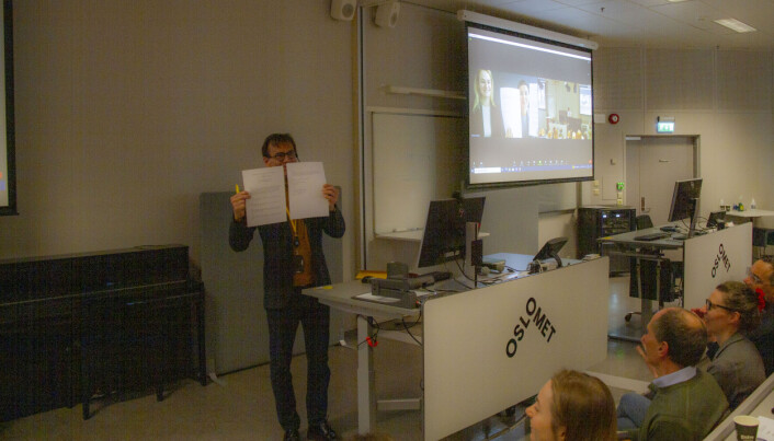 Rektor ved OsloMet, Christen Krogh viser fram avtalen etter signeringen. Rektor ved OsloMet, Christen Krogh viser fram avtalen etter signeringen.