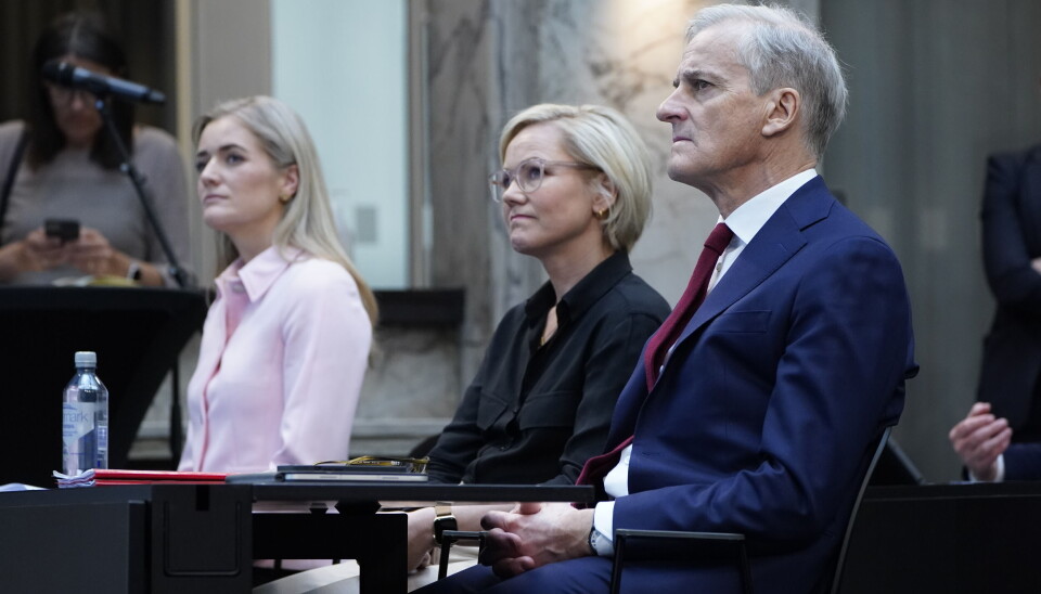 Justis- og beredskapsminister Emilie Enger Mehl, helseminister Ingvild Kjerkol og statsminister Jonas Gahr Støre fulgte nøye med da kommisjonsleder Egil Matsen presenterte hovedfunnene i den andre koronarapporten.