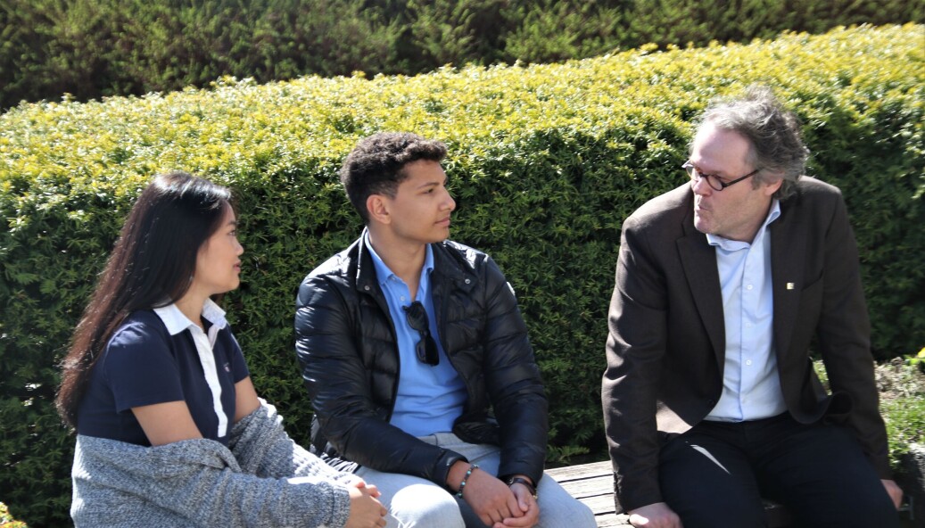 Cecilia Nhu Tieu og Nader Koleib studerer begge petroleum ved Universitetet i Stavanger. Dekan Øystein Lund Bø ved Det teknisk-naturvitenskaplige fakultet har vært med å sørge for at disse utdanningen også fokuserer på mer enn bare olje og gass. Cecilia Nhu Tieu og Nader Koleib studerer begge petroleum ved Universitetet i Stavanger. Dekan Øystein Lund Bø ved Det teknisk-naturvitenskaplige fakultet har vært med å sørge for at disse utdanningen også fokuserer på mer enn bare olje og gass.