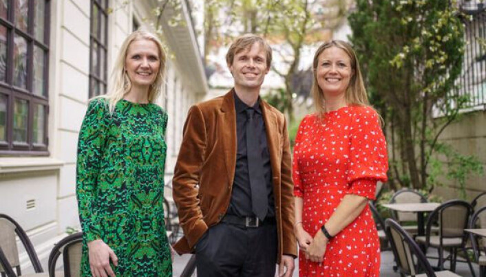 Prisvinnar Njord Svendsen saman med NTB-leiar Tina Mari Flem og juryleiar Therese Manus. Prisvinnar Njord Svendsen saman med NTB-leiar Tina Mari Flem og juryleiar Therese Manus.