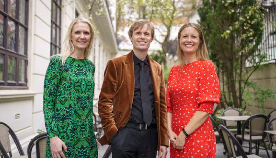 Prisvinnar Njord Svendsen saman med NTB-leiar Tina Mari Flem og juryleiar Therese Manus.