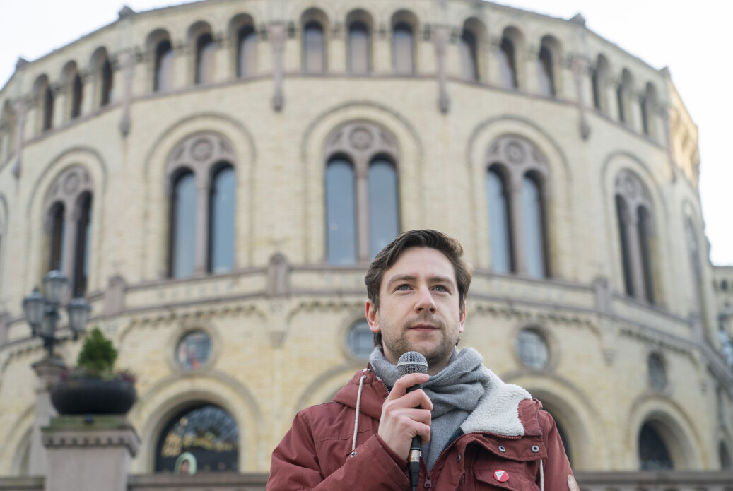 Andreas Sjalg Unneland (SV) er oppgitt over statsrådens konkluderinger om mangel på studentboliger, og det samme om regjeringens behandlinger av studentene. Andreas Sjalg Unneland (SV) er oppgitt over statsrådens konkluderinger om mangel på studentboliger, og det samme om regjeringens behandlinger av studentene.
