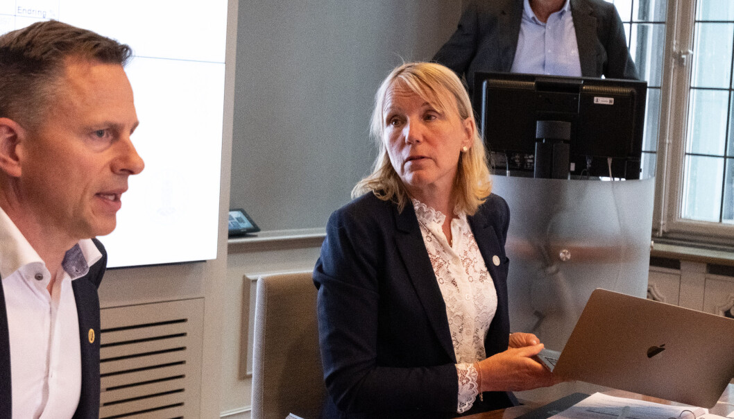 Robert Rastad har tidlegare sagt at han har brukt mykje tid på Sarssenteret. No er tilrådinga at senteret hamnar under eit fakultet, som då vil få ansvar for å oppnemna styre og styreleiar. Rektor Margareth Hagen er òg styreleiar ved UiB. Robert Rastad har tidlegare sagt at han har brukt mykje tid på Sarssenteret. No er tilrådinga at senteret hamnar under eit fakultet, som då vil få ansvar for å oppnemna styre og styreleiar. Rektor Margareth Hagen er òg styreleiar ved UiB.