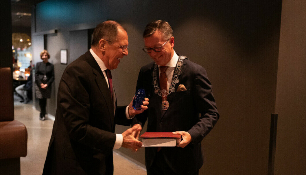 Dag Rune Olsen overleverer gave til Russlands utenriksminister Sergej Lavrov i oktober 2021 i forbindelse med at Lavrov ble utnevnt til æresdoktor ved UiT i 2011. Æresdoktoratet ble tilbakekalt 28. februar, etter Russlands invasjon i Ukraina.. Dag Rune Olsen overleverer gave til Russlands utenriksminister Sergej Lavrov i oktober 2021 i forbindelse med at Lavrov ble utnevnt til æresdoktor ved UiT i 2011. Æresdoktoratet ble tilbakekalt 28. februar, etter Russlands invasjon i Ukraina..