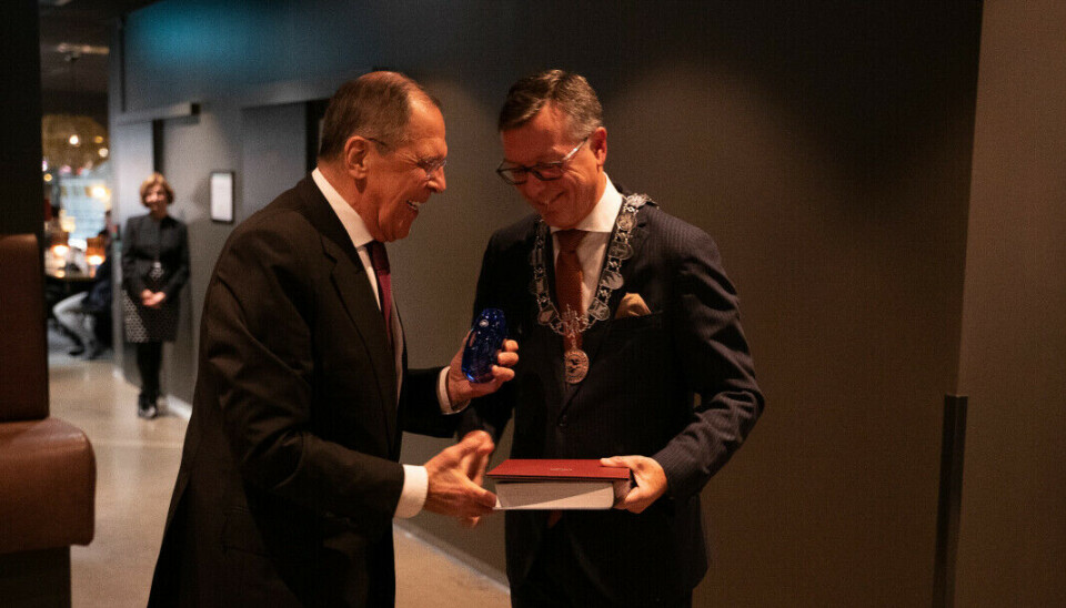 Dag Rune Olsen overleverer gave til Russlands utenriksminister Sergej Lavrov i oktober 2021 i forbindelse med at Lavrov ble utnevnt til æresdoktor ved UiT i 2011. Æresdoktoratet ble tilbakekalt 28. februar, etter Russlands invasjon i Ukraina.. Dag Rune Olsen overleverer gave til Russlands utenriksminister Sergej Lavrov i oktober 2021 i forbindelse med at Lavrov ble utnevnt til æresdoktor ved UiT i 2011. Æresdoktoratet ble tilbakekalt 28. februar, etter Russlands invasjon i Ukraina..
