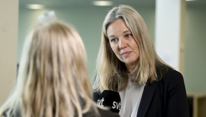 Aktor Karin Lundström-Kron spurte Macchiarini gjentatte spørsmål om dyreforsøk.