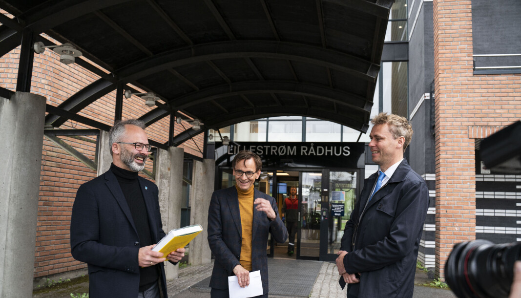 God stemning foran Lillestrøm rådhus tirsdag, da Ola Borten Moe møtte opp for å fortelle at han har bestemt at OsloMets campus skal ligge her i sentrum av Lillestrøm og bli betydelig større enn OsloMet hadde tenkt. Ordfører Jørgen Vik (t.v.), OsloMet-rektor Christen Krogh og statsråd Borten Moe. God stemning foran Lillestrøm rådhus tirsdag, da Ola Borten Moe møtte opp for å fortelle at han har bestemt at OsloMets campus skal ligge her i sentrum av Lillestrøm og bli betydelig større enn OsloMet hadde tenkt. Ordfører Jørgen Vik (t.v.), OsloMet-rektor Christen Krogh og statsråd Borten Moe.