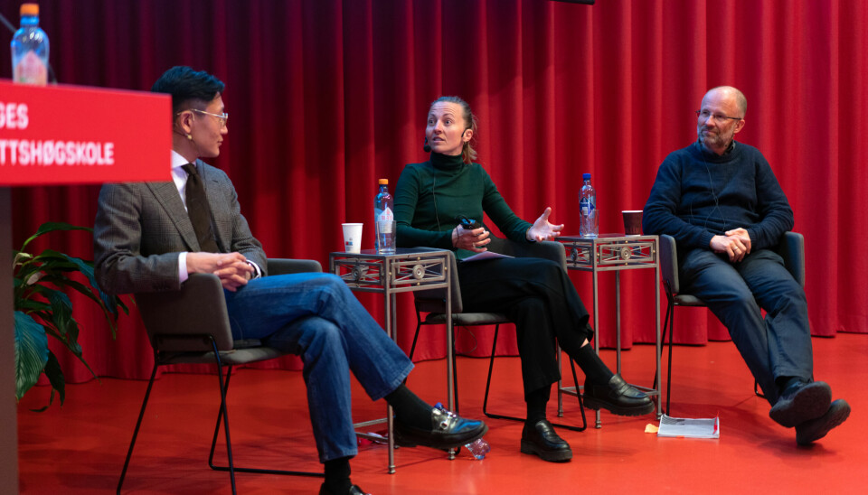 Panelet som skulle diskutere hvordan man håndterer de vanskelige spørsmålene var Danby Choi, Linn Engdahl-Høgåsen og Fredrik Thue.
