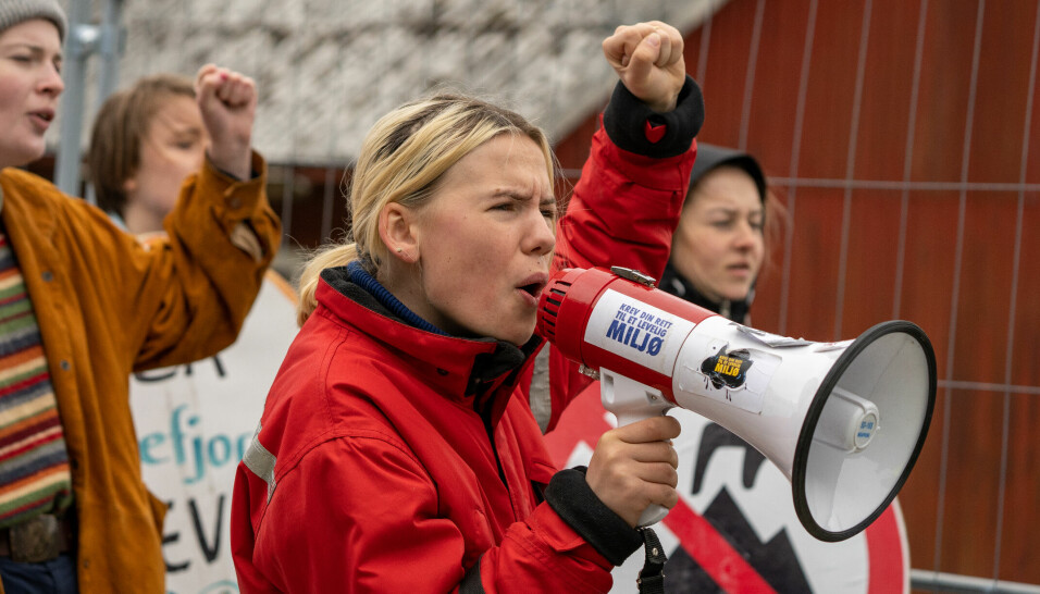 Leder av Natur og Ungdom, Gina Gylver, under aksjon mot gruvedumping i Førdefjorden i 2022.
