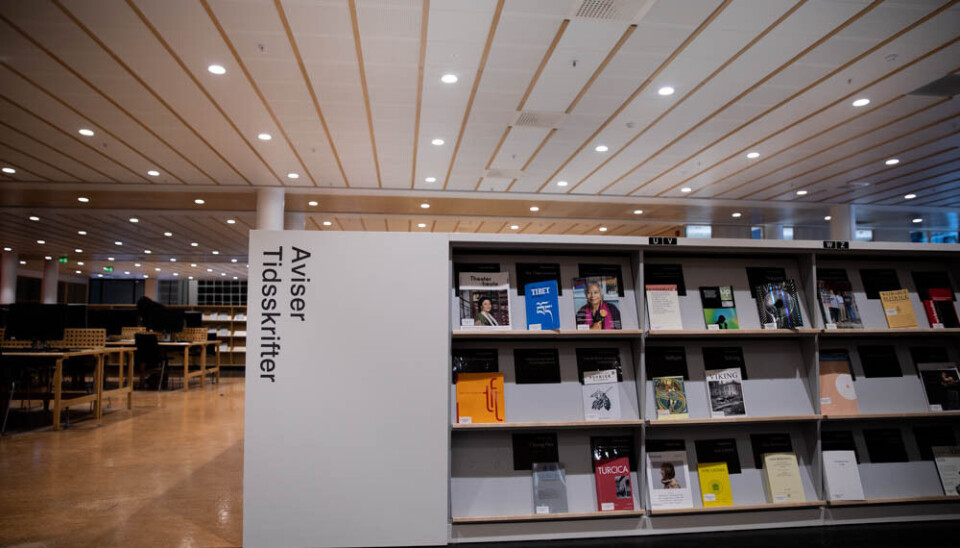 Kun en avtale står igjen å forhandle ferdig, men der er avstanden til gjengjeld stor flere måneder etter at den forrige avtalen gikk ut. Et bilde tatt inne i et bibliotek som viser en reol med aviser og tidsskrifter.