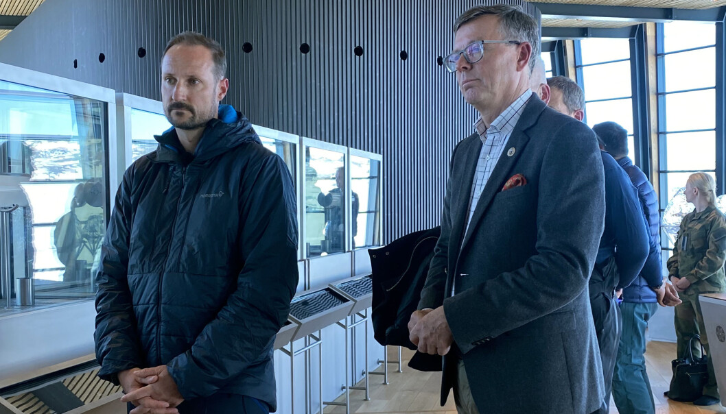 Kronprins Haakon og rektor ved UiT Norges arktiske universitet, Dag Rune Olsen, under et besøk på Isfjordsenteret i Ilulissat. Kronprins Haakon og rektor ved UiT Norges arktiske universitet, Dag Rune Olsen, under et besøk på Isfjordsenteret i Ilulissat.