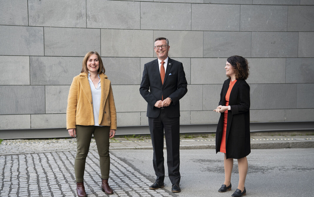 Prorektor ved UiT Camilla Brekke (til venstre) meiner det var rett å fjerne formuleringa om positiv omtale i Equinor-avtalen, etter at dette vart omtalt i media. Her saman med rektor Dag Rune Olsen og UiTs andre prorektor, Kathrine Tveiterås . Prorektor ved UiT Camilla Brekke (til venstre) meiner det var rett å fjerne formuleringa om positiv omtale i Equinor-avtalen, etter at dette vart omtalt i media. Her saman med rektor Dag Rune Olsen og UiTs andre prorektor, Kathrine Tveiterås .