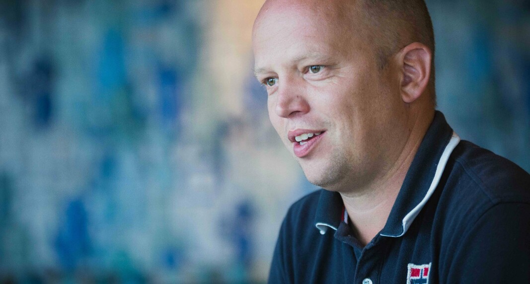 Finansminister Trygve Slagsvold Vedum kalte tre byggprosjektet som regjeringen vil kutte i for dekadente og jålete. Politikere fra Solberg-regjeringen vil ha svar på han mener med det. Finansminister Trygve Slagsvold Vedum kalte tre byggprosjektet som regjeringen vil kutte i for dekadente og jålete. Politikere fra Solberg-regjeringen vil ha svar på han mener med det.